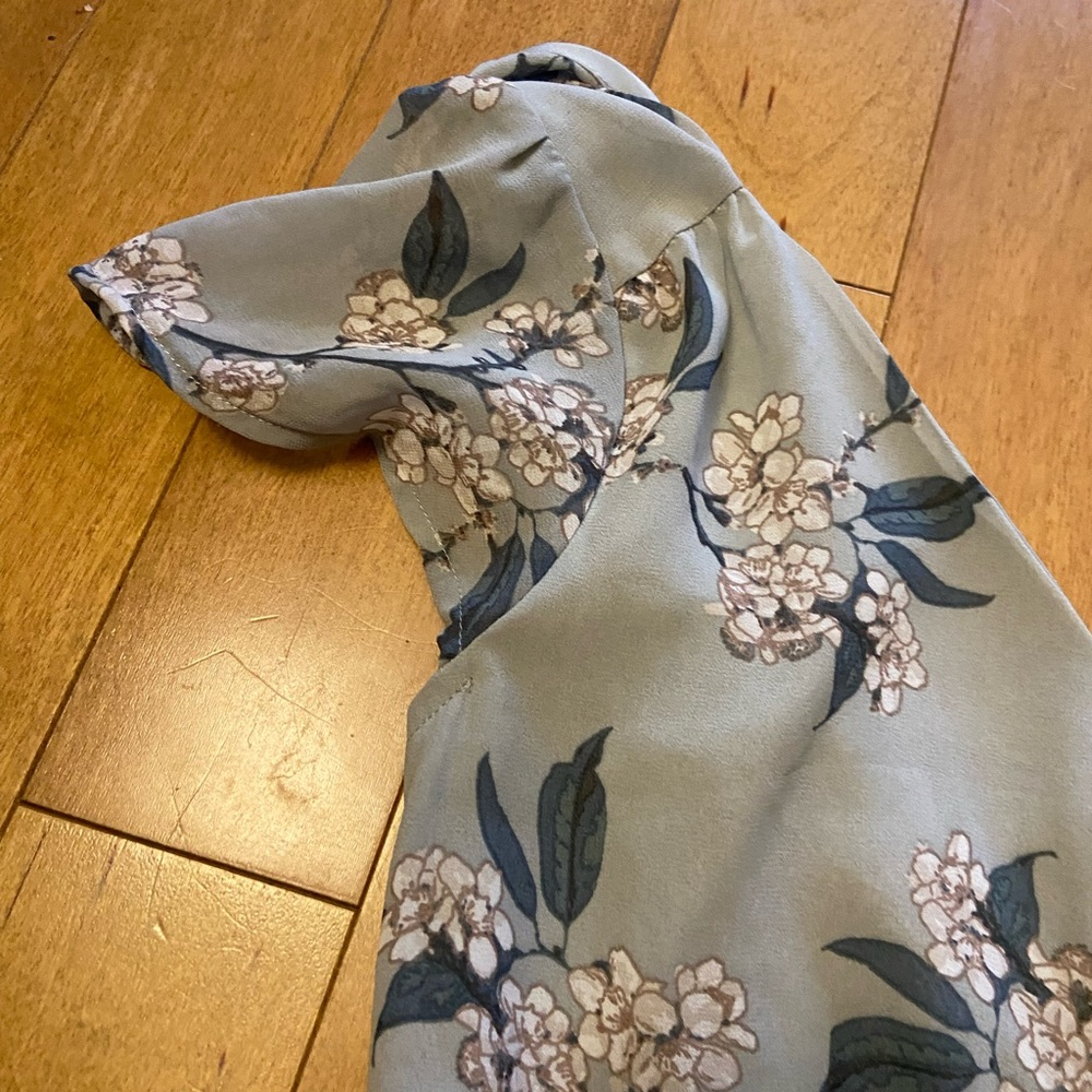 Really pretty dress. Size small